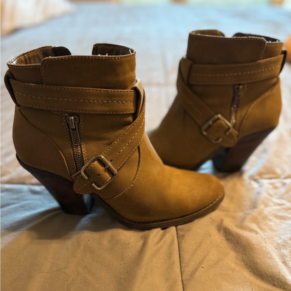 Size 8 1/2 gently worn Bongo brand bootie with heel